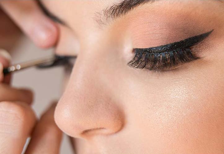 خطر روغن! آرایش چشم با اکستنشن مژه؛ چگونه ریمل و خط چشم بزنیم بدون اینکه مژه‌ها بریزند؟